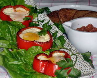 Яичница-глазунья в сладких перцах