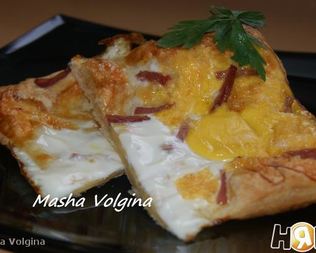Яичница на слоеном тесте