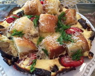 Яичница с баклажанами и белым хлебом