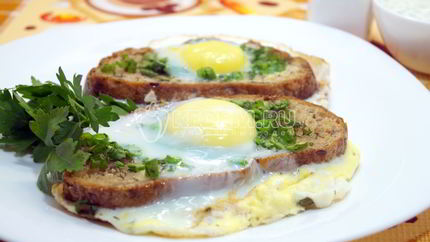 Яичница с гренками и зеленью