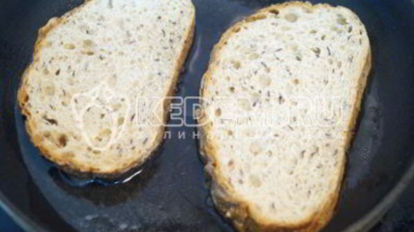 яичница с гренками и зеленью