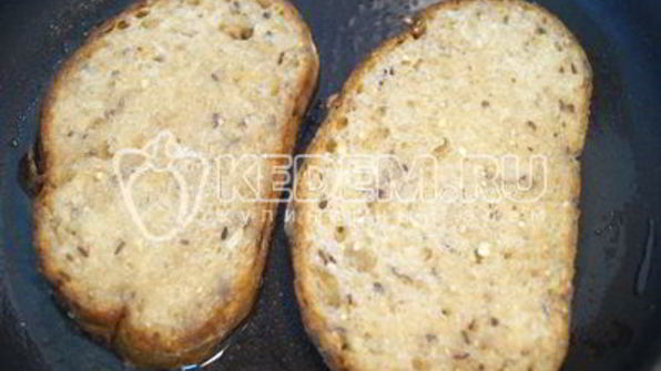 яичница с гренками и зеленью