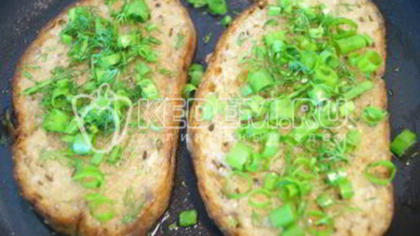 яичница с гренками и зеленью