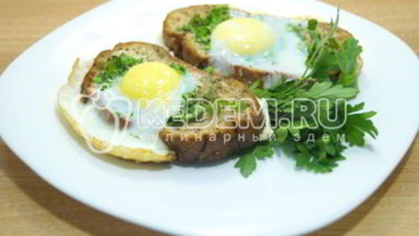 яичница с гренками и зеленью