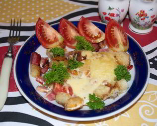 Яичница с колбасой и хлебом