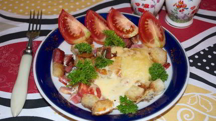 Яичница с колбасой и хлебом