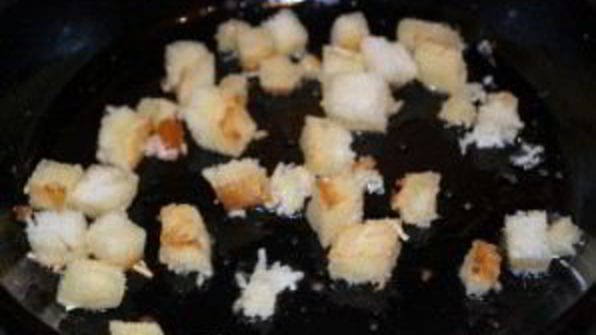 яичница с колбасой и хлебом