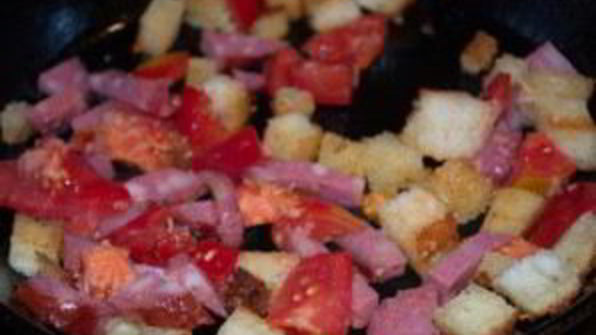 яичница с колбасой и хлебом