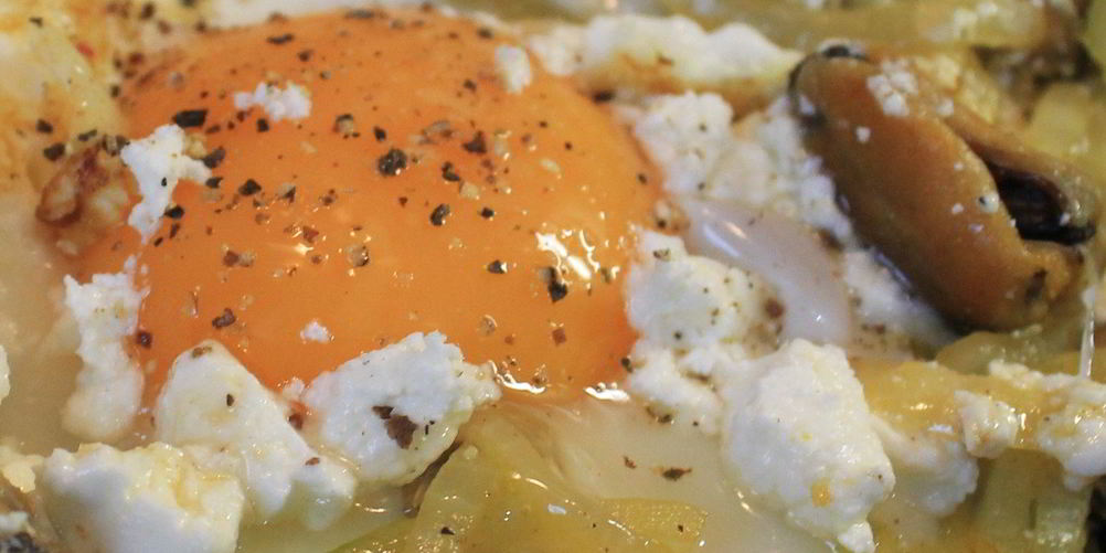 Рецепт яичницы с мидиями и фетой