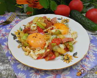 Яичница с овощами и колбасой