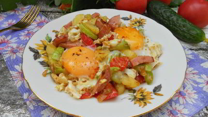 Яичница с овощами и колбасой