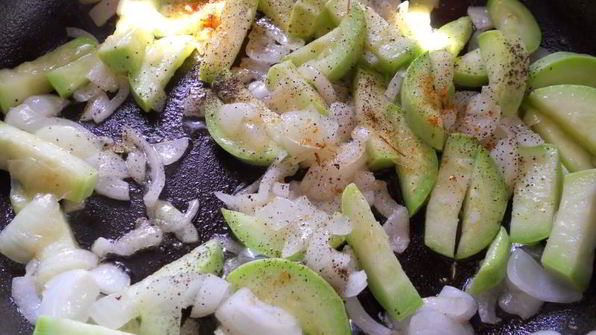 яичница с овощами и колбасой