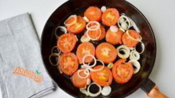 яичница с помидорами и базиликом