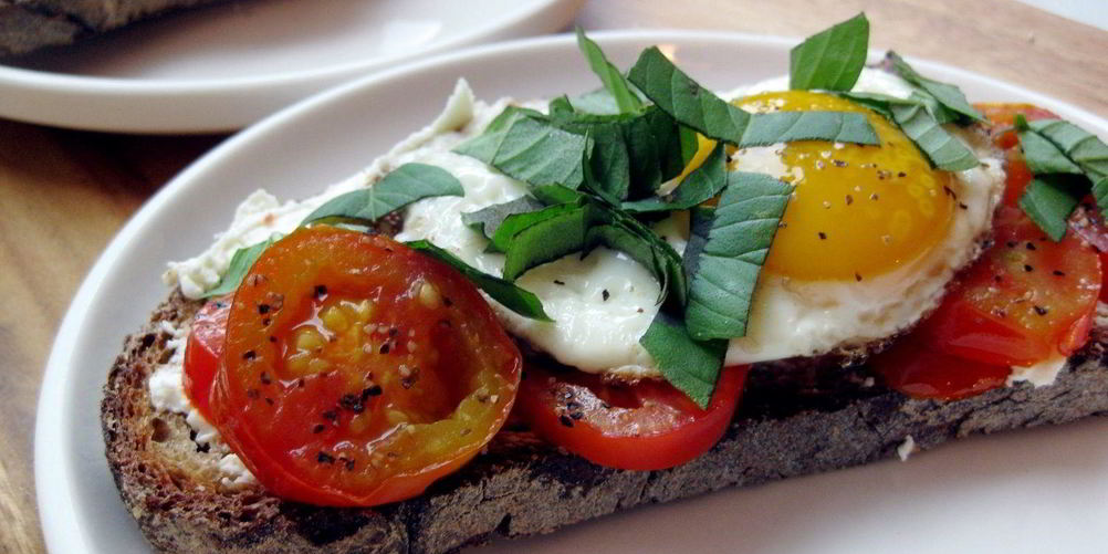 Рецепт яичницы с помидорами и сыром