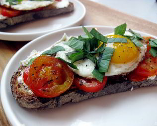 Яичница с помидорами и сыром