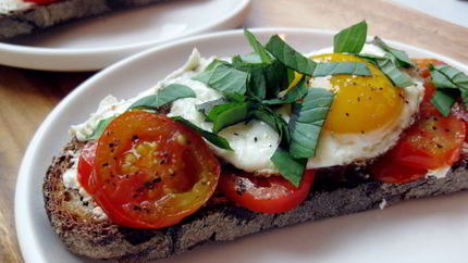 Яичница с помидорами и сыром