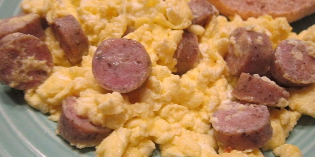 Рецепт яичницы с сосиской