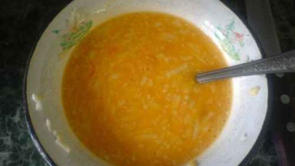 яичница с сыром, луком и чесноком