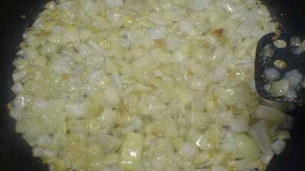 яичница с сыром, луком и чесноком