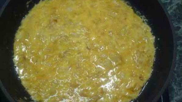 яичница с сыром, луком и чесноком