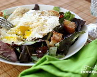 Яичница с тостами и салатом
