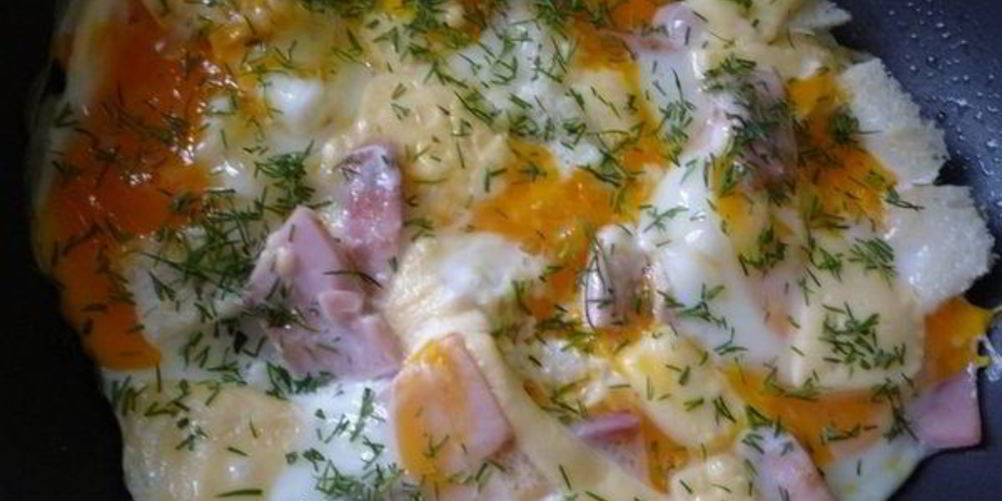 Рецепт яичницы с ветчиной и сыром