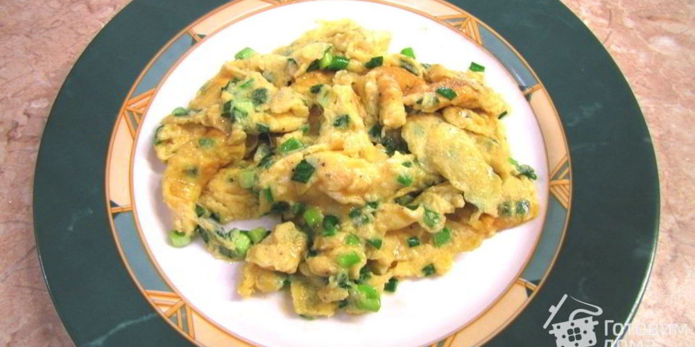 Рецепт яичницы с зеленым луком