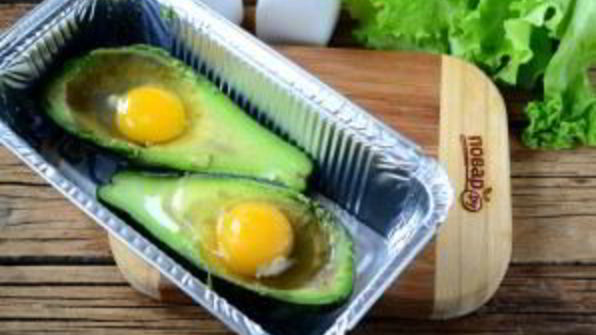 яичница в авокадо