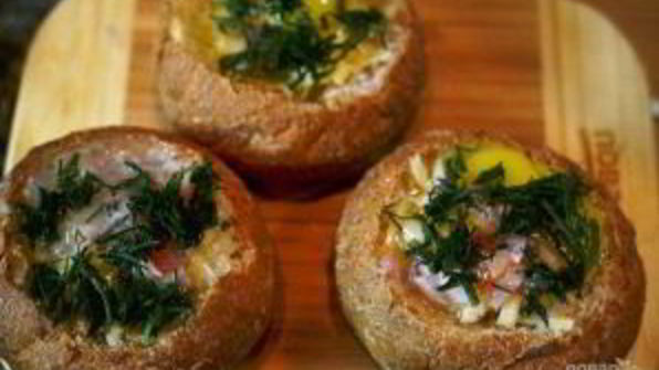 яичница в булочках веселый завтрак