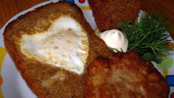 яичница в гренке