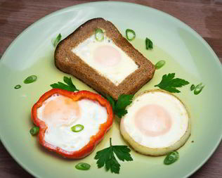 Яичница в хлебе, перце и луке