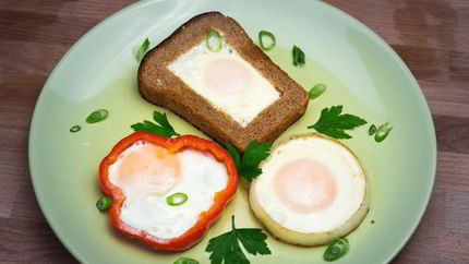 Яичница в хлебе, перце и луке