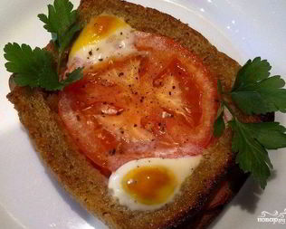 Яичница в хлебе с помидорами
