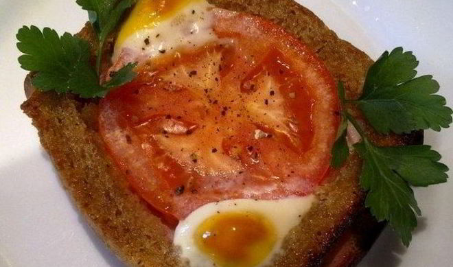 Яичница в хлебе с помидорами
