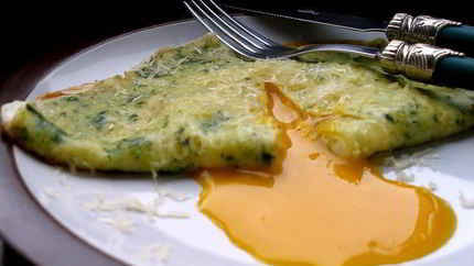 Яичница в шпинатных блинчиках