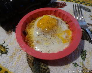 Запечённая глазунья с вялеными томатами