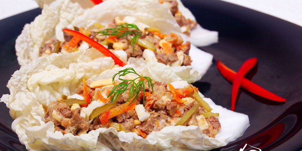 Рецепт закуски из куриной печени на листьях пекинской капусты