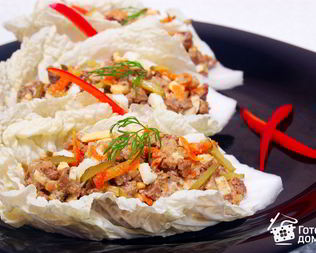 Закуска из куриной печени на листьях пекинской капусты