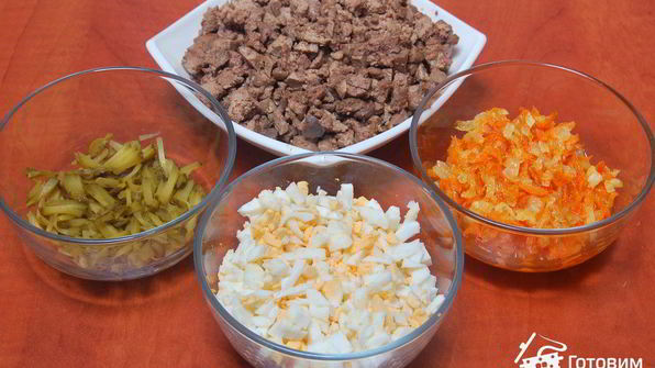 закуска из куриной печени на листьях пекинской капусты