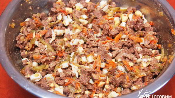 закуска из куриной печени на листьях пекинской капусты