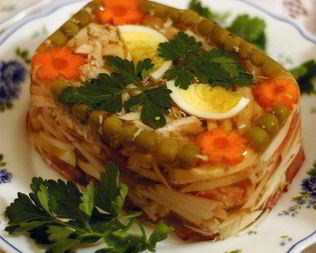 Заливное из курицы с зеленым горошком