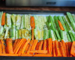 Запеченные палочки из кабачков и моркови