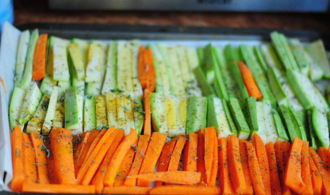 Запеченные палочки из кабачков и моркови