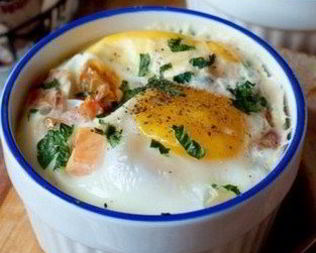 Запеченные яйца с беконом и томатами