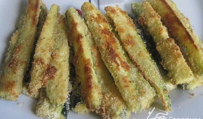 Запеченые кабачковые палочки в хрустящей сырной панировке
