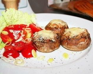 Жульен, запеченный в шляпках шампиньонов