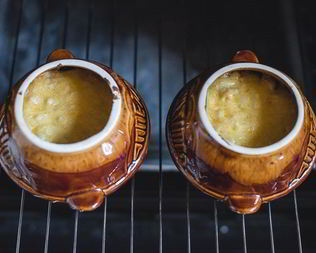 Жюльен с грибами и курицей в глиняных горшочках