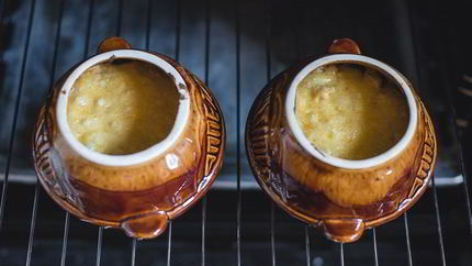 Жюльен с грибами и курицей в глиняных горшочках