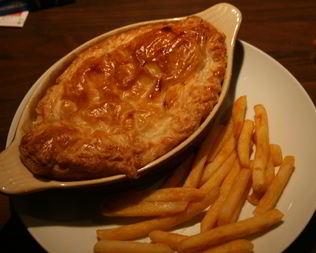 Жюльен с курицей и грибами под слоеным тестом