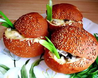 Жюльен с курицей и грибами в булочках